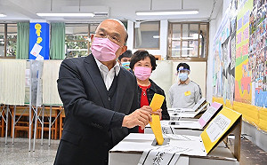 公投關係台灣前途!蘇貞昌上午八時偕妻投票籲「有票要投」