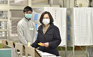 蔡英文總統今早投票  呼籲國人投下四個不同意