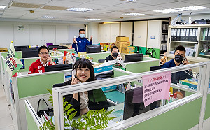 投完票繼續拚 趙天麟偕黨公職坐鎮黨部電話催票