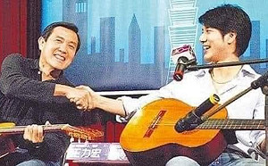 王浩宇翻出王力宏遭馬英九｢死亡之握｣舊照：都沒什麼人關心公投了