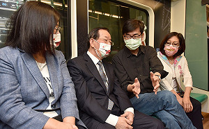 陪同駐日大使謝長廷參訪舊高雄車站 陳其邁：繼續寫高雄人的故事