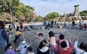 中市東區聖誕親子泡泡派對 親子同樂歡笑聲不斷