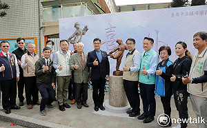 人間國寶陳啟村捐贈母校鎮海國小銅雕 黃偉哲期許藝術世代傳承