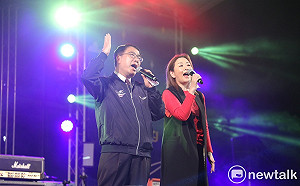 首場跨年演唱會2萬人同樂  黃偉哲張秀卿合唱掀高潮