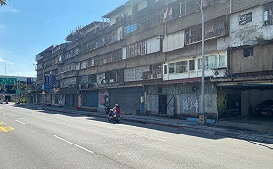 新北示範街道拉皮完工點燈 侯友宜鞠躬感謝住戶創多贏共好