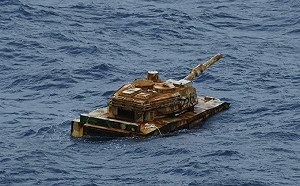 為什麼不會沉? 南海驚現神秘漂浮坦克 印尼軍方嘗試打撈失敗