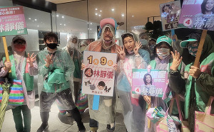 中二補選》大雨澆不熄熱情 焦糖哥哥陪她站路口