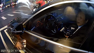 王世堅變三寶！開BMW違停機車停等區 騎士敲窗後也傻眼了