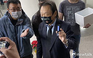 占用機車停等區 王世堅致歉、強調沒滑手機：不必互相錄影監視