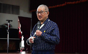 王建煊與新北林口銀髮長輩歡慶耶誕 分享幸福家庭秘訣