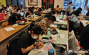 篆刻並非高不可攀  「龍山獎」篆刻嘉年華引領大專生投入篆刻藝術