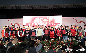 市府團隊就職三週年表揚200多人 黃偉哲感謝防疫有功人員