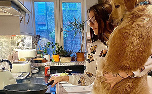 英妹單手抱金金煮早餐！網讚女超人