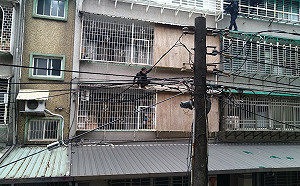 永和巷弄爆槍戰！警匪對峙開11槍逮4嫌 「兵工廠」旁住戶全程目睹