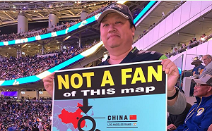 台灣人到球場舉牌 抗議NFL把台灣列為中國