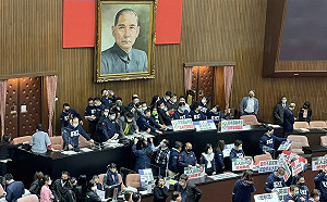 為《地制法》爆衝突　藍委佔主席台抗議「英人設市」