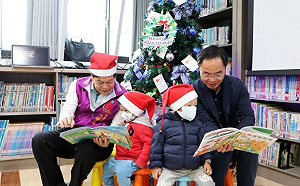 新北市圖林口分館攜手林口教育基金會打造「喜閱耶誕樹」