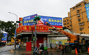 看板土匪？！鍾小平遭控強佔看板宣傳罷昶 黃捷：怎麼有臉去罷免別的民代？