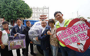 力挺子弟兵返鄉參選市議員 蔡易餘聖誕送愛心