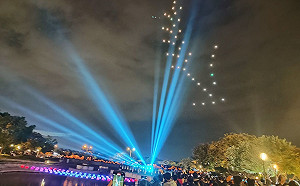 夜遊「金色葫蘆墩」 光藝術展演加無人機 民眾大呼過癮