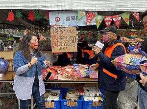 新北耶誕二手市集偕彰化做公益 侯友宜王惠美共推芭樂烏魚子