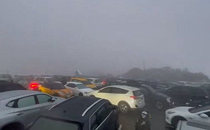 畫面曝光！民眾為追雪　擠爆武嶺