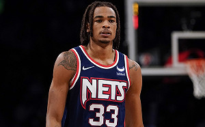 Claxton隔扣詹皇　完成致勝灌籃