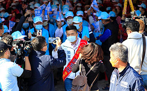 顏寬恒控綠營把年輕人操作成「綠衛兵」 他批：挑動對立「豪宅疑雲別閃躲」