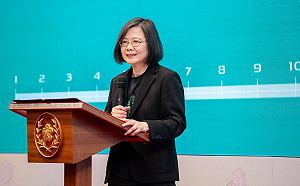 （影）親頒黑客松獎座 蔡英文：盼與民間攜手 讓台灣成為永續堅韌之島