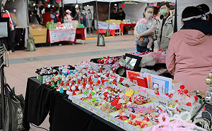 新北耶誕市集互動數位投影獻祝福 消費滿額送開箱大型禮物盒