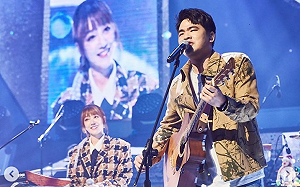 蔡哥演唱會上告白泱泱！浪漫字卡全場見證：這樣我們就適合了