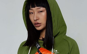 長相辱華！「三隻松鼠」四川女模瞇瞇眼遭網暴  怒：眼睛小不配做中國人？