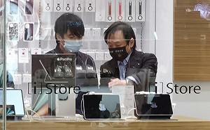 不再純淨？野生王世堅現身蘋果專賣店