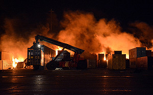 以色列飛彈空襲敘利亞最大港口 貨櫃連續爆炸.港埠一片火海