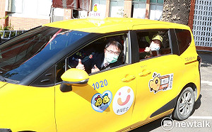 橘21小黃公車開進其子瓦  恢復中斷13年公車服務鄉親足感心