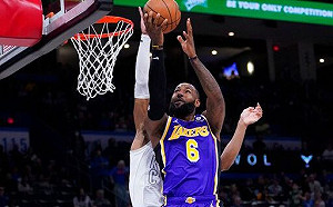 詹皇滿血復活大三元！湖人擊倒火箭