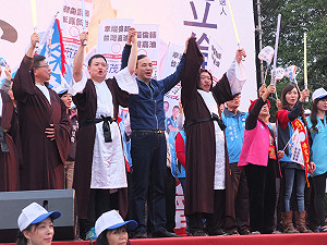 朱立倫站台揮光劍  主持人稱裝扮為聖騎士