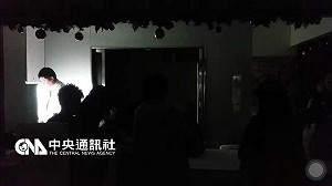 桃機凌晨多次跳電 旅客安檢靠手電筒