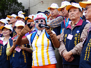 立委號次抽籤 候選人搏吸睛各出奇招