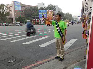 豐原立委肉搏戰 謝志忠拚「里長式拜票」