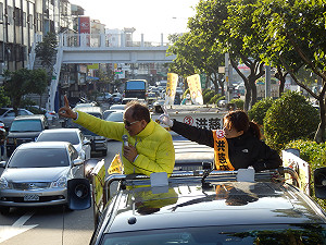 陪同掃街 游錫堃：盼洪慈庸在國會做好做滿