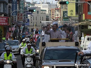 朱立倫屏東雪恥 陪王進士掃街反應熱烈