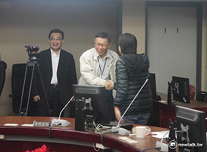 赴議會拜會「第三勢力」柯P：盼取得關鍵5票支持