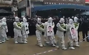 ｢清朝｣清零政策？ 中國街頭驚見違反武漢肺炎防疫規定犯嫌遊街示眾