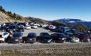 合歡山一早擠滿人 力行產業道路翠巒路段坍方望中午恢復交通