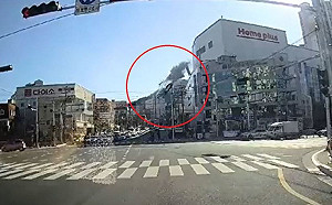 宛如電影的車禍！南韓計程車衝破賣場5樓 1死8傷