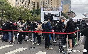 跨年晚會入場推台北通綁悠遊卡「嗶」實名制 民眾不熟操作有點卡