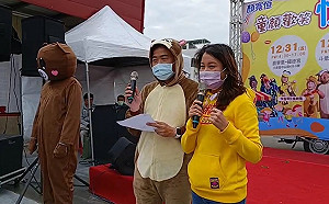 顏寬恒松鼠裝舉辦親子活動 回應豪宅違建：民進黨8民代先解釋