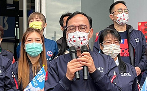 朱立倫挺顏寬恒：在地對空降、陸軍對網軍