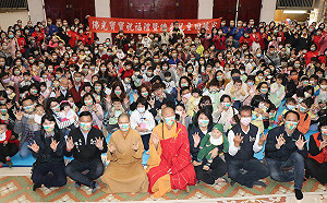 佛光寶寶迎新年 嘉義圓福寺三代同堂同樂